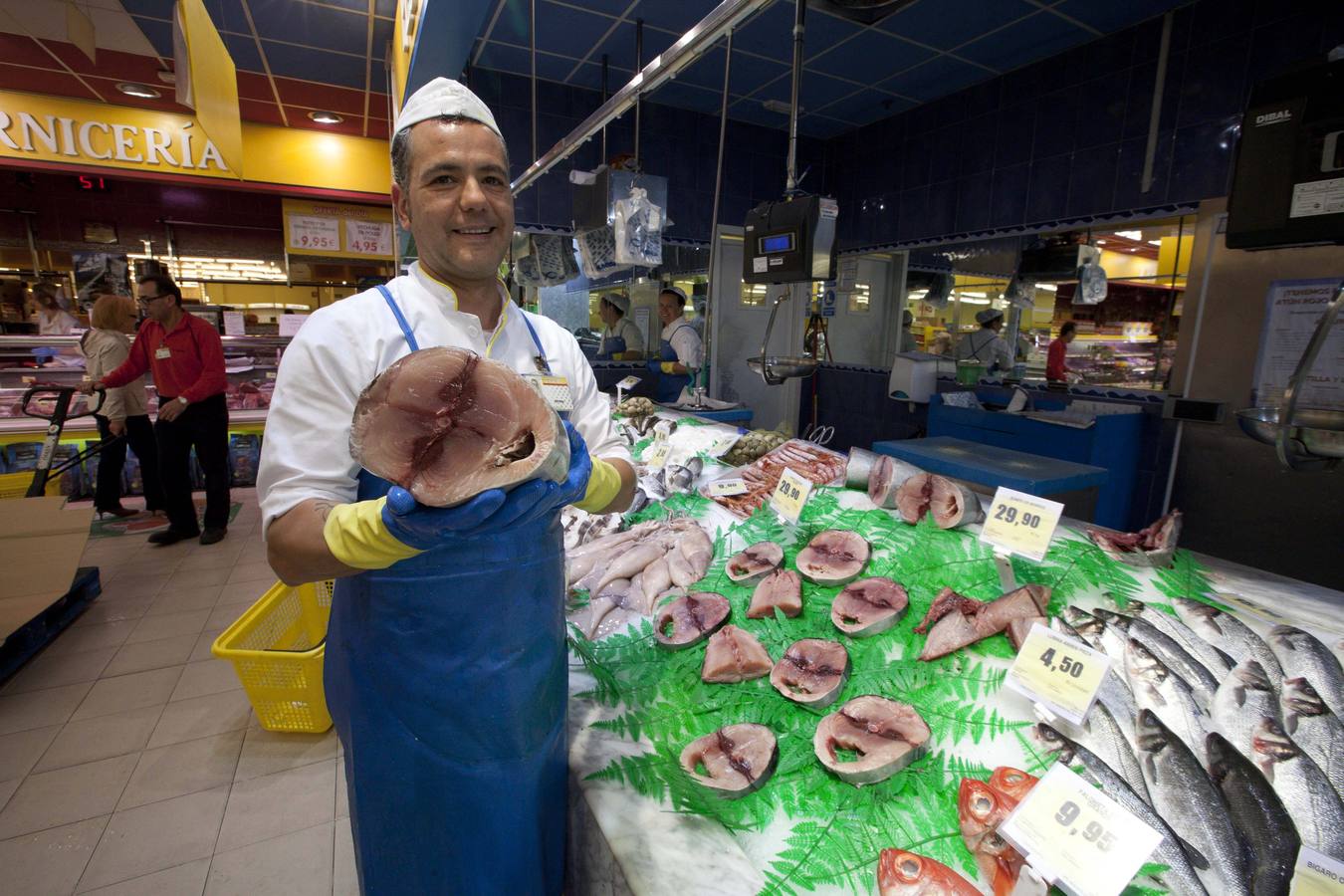 Alfredo Monteagudo, responsable de Pescadería en el Alimerka de El Atrio, con una de las piezas. 