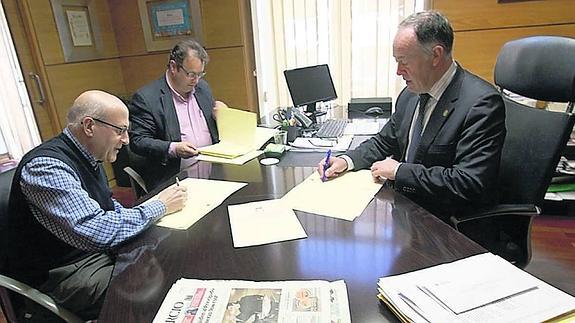 Momento de la firma del convenio, ayer, en Siero.