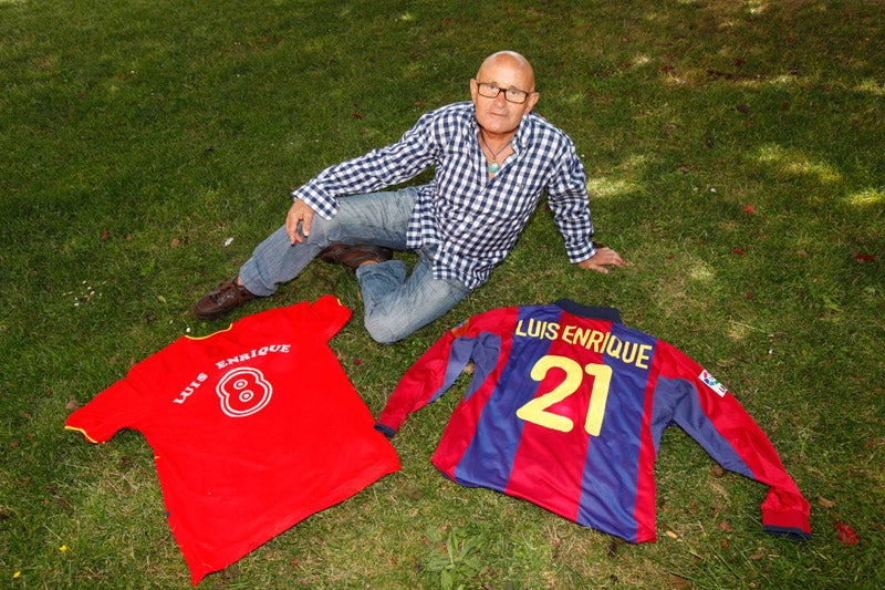 Ismael Fernández, con las camisetas que Luis Enrique lució en los Juegos Olímpicos de 1992, donde conquistó con España el oro, y del Barcelona.