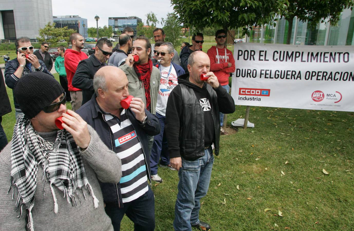 Los trabajadores de montajes, frente a la sede de Duro.