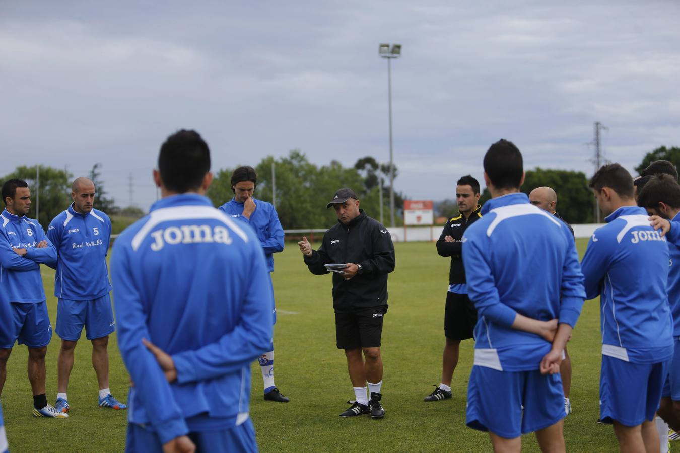 Josu Uribe con sus futbolistas en el entrenamiento de ayer celebrado en el campo número cuatro de la escuela de fútbol de Mareo