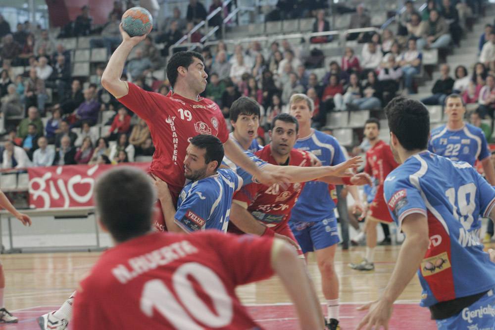 Pablo Fernández intenta un lanzamiento en el partido amistoso que disputaron los gijoneses ante los leoneses en el que se festejó el ascenso a la Liga Asobal de los rojillos.