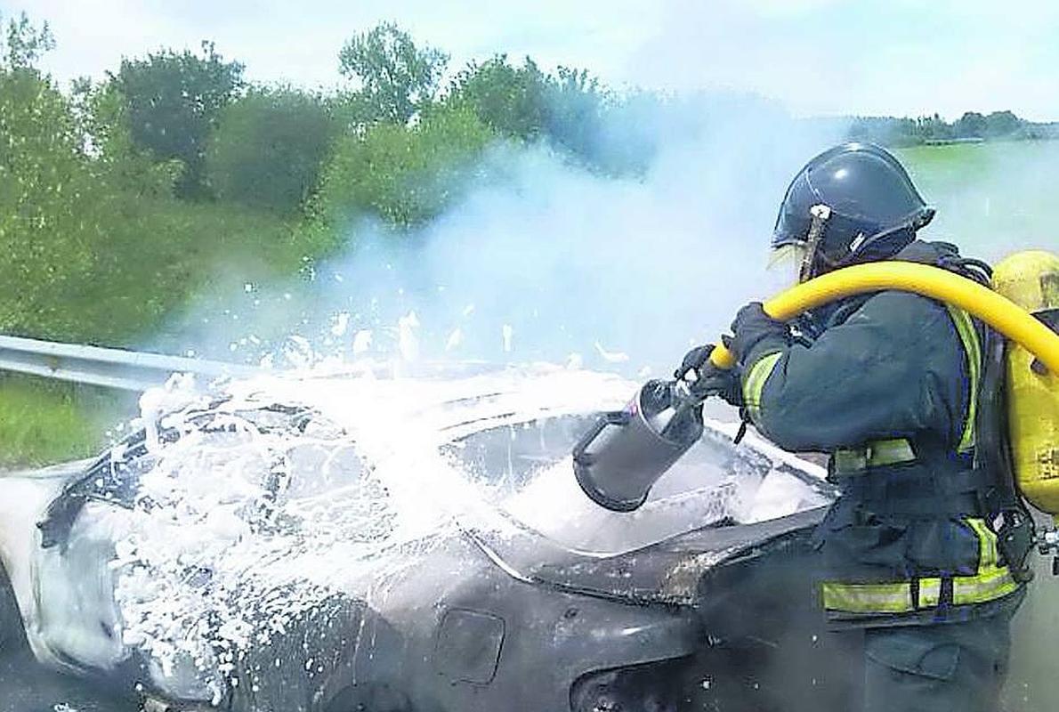 Partido de fútbol sala  correspondiente a las pruebas para monitores en la Escuela del Deporte 