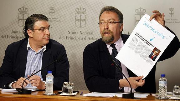 Oblanca muestra la información de este periódico en la que el entonces portavoz adjunto del PP Joaquín Aréstegui llamaba «asaltaescaños» al senador de Foro y al diputado Enrique Álvarez Sostres.