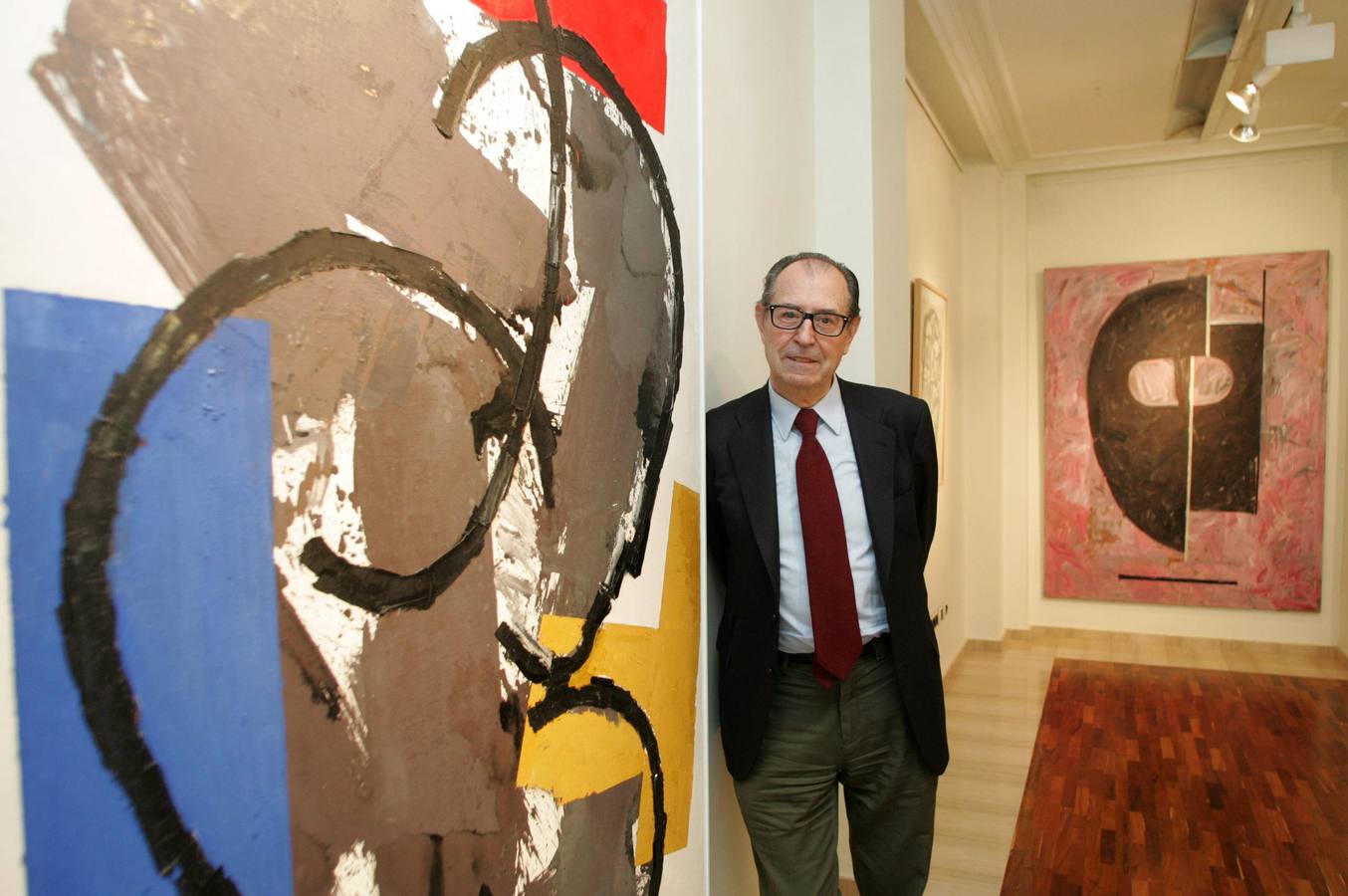 Rafael Canogar, junto a sus obras.