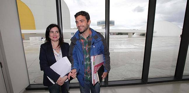 Yolanda Alonso, concejala de Juventud del Ayuntamiento local, junto al cineasta Javier Mediavilla, en la Sala Cine del Centro Niemeyer.  