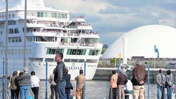 El buque ‘Braemar’, ayer durante su escala, en su maniobra de salida en la ría avilesina. 