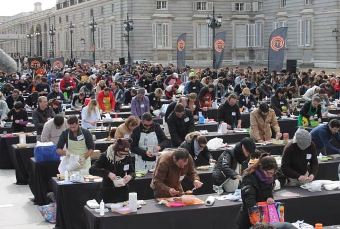 Imagen del casting celebrado en Madrid, delante del Palacio Real, para seleccionar a los participantes en el programa televisivo Masterchef. En Gijón se hará en el paseo de Begoña con un centenar de aspirantes.