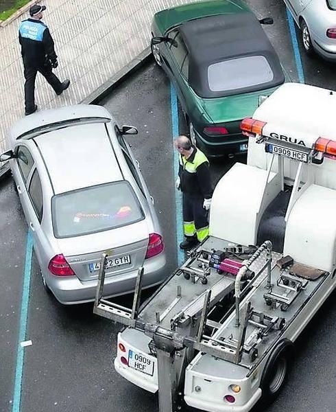 La grúa retira un coche.