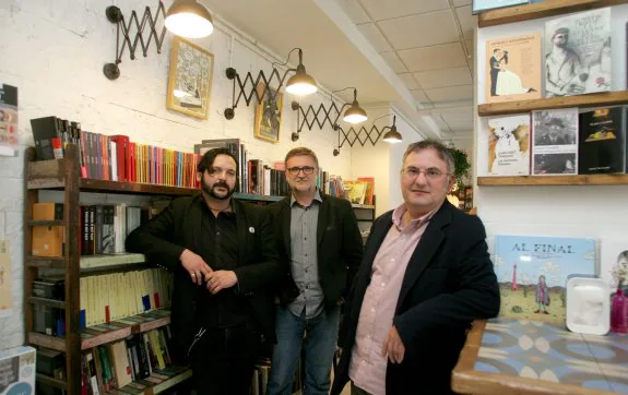 Jorge Alonso, Juan José Alonso y Enrique Álvarez Mastache, editores de Rema y Vive, que hoy se presenta en Gijón. 