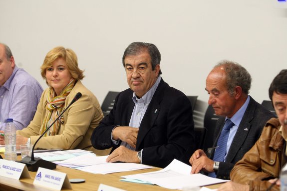 Cascos, entre Teresa Alonso y Manuel Peña, ayer, en la reunión de la dirección de Foro. 