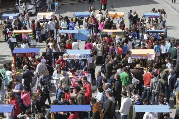 El colorido mercado instalado en la céntrica Plaza de España atrajo a centenares de curiosos y de compradores, que pusieron a prueba las habilidades comerciales de los jóvenes vendedores. 