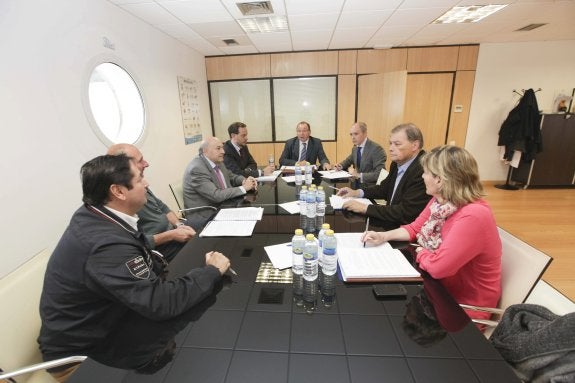 Miembros del consejo de administración de la sociedad Nueva Rula de Avilés en la reunión celebrada ayer. 