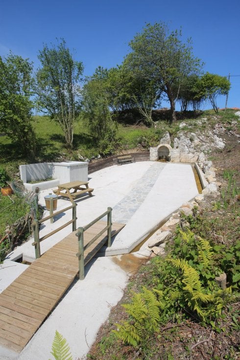 El manantial cuenta con una amplia plazoleta para uso vecinal. 