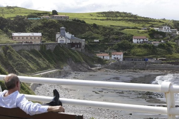 Imagen que ofrece la playa de Arnao. 