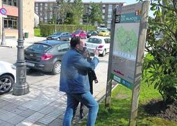 Los ediles Sergio Álvarez (Turismo) y Gloria Nieto (Deportes), con la nueva señalización de las rutas. ::                             E.C.