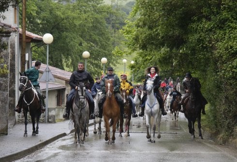 Bajo una persistente lluvia los jinetes salieron de El Peral. 