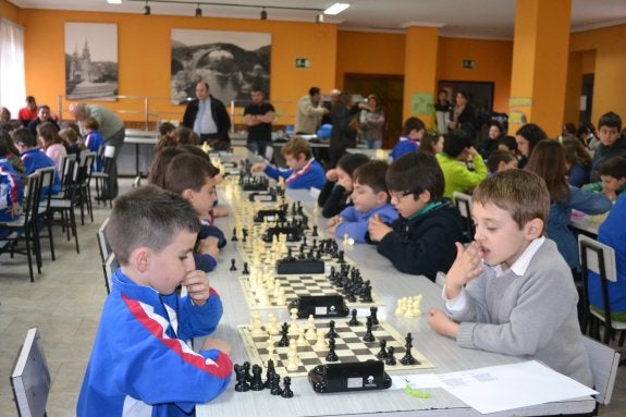 Participantes del torneo de ajedrez en Lena. 