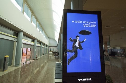 Panel publicitario en el aeropuerto de Asturias. 