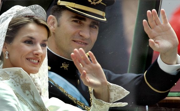 2004. Los Príncipes de Asturias saludan a los muchos madrileños que salieron a la calle para festejar el enlace real. 