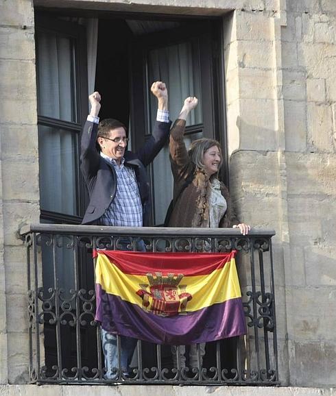 Los concejales de IU, Alejandro Cueli y Carmen Conde, colgaron una bandera republicana de un balcón del Ayuntamiento el pasado martes, día de la abdicación del Rey 
