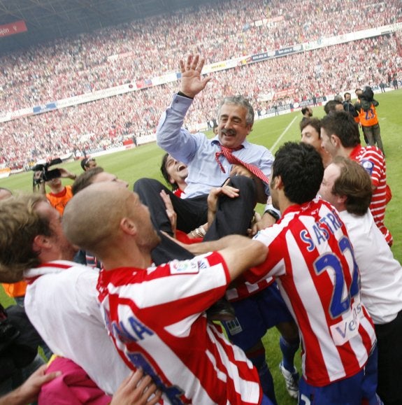 Manuel Preciado, el 15 de junio de 2008, manteado por sus futbolistas tras el ascenso. 