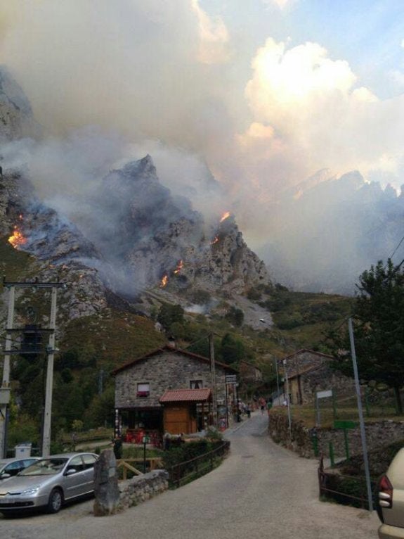 El incendio de septiembre de 2013 en El Puntial obligó a cerrar unos días parte de la ruta del Cares. 