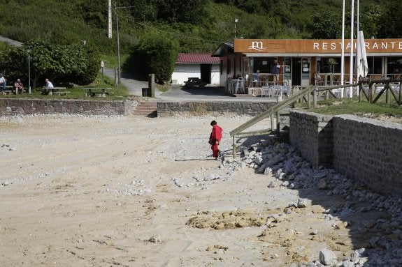 Ayer comenzó la redistricución de las piedras en la playa de Toró que en su mayor parte se llevaron a la zona Oeste del arenal. 