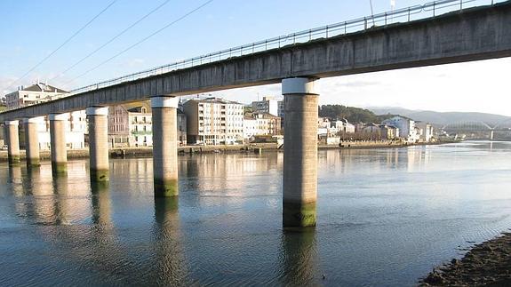El puente de El Espín, desde donde el salto de un joven desencadenó un operativo de emergencia.