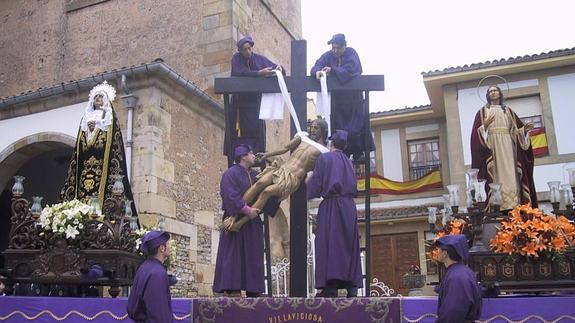 Acto del Descendimiento en la procesión del Santo Entierro el Viernes Santo en Villaviciosa.