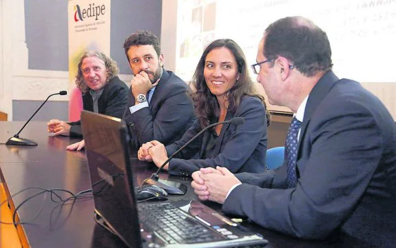 Roberto Luna, Jorge González Arango, Belén Varela y Balbino González, en el Antiguo Instituto, ayer. 