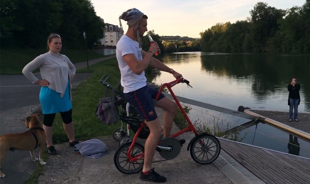 Un chico francés, preparado para realizar un 'legado de Tibu' con una bicicleta
