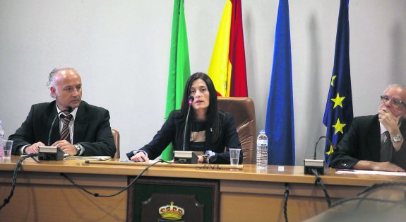 Una vez elegida alcaldesa, Yasmina Triguero pronunció su primer discurso desde la presidencia del salón de plenos del Ayuntamiento. 