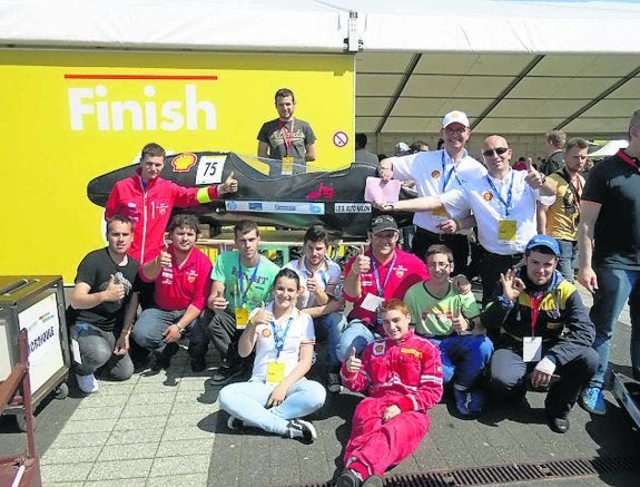 Participantes en la Shell Eco-Marathon junto a su prototipo. 