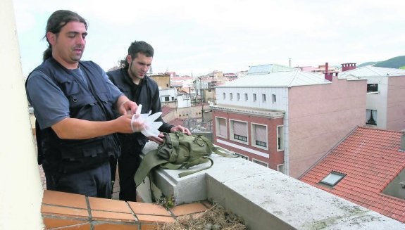 Imagen de archivo del trabajo de los técnicos de Locus Avis en un tejado de la ciudad. 