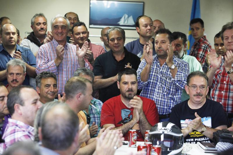 Los trabajadores de la factoría gijonesa de Tenneco, ayer, durante la asamblea. 