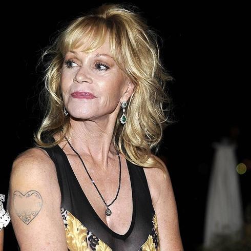 Melanie Griffith con su tatuaje maquillado. 