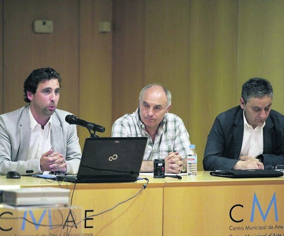 Roberto Fernández Llera, Miguel Ángel Balbuena y José Manuel Pérez Fernández, durante las conferencias de ayer. 