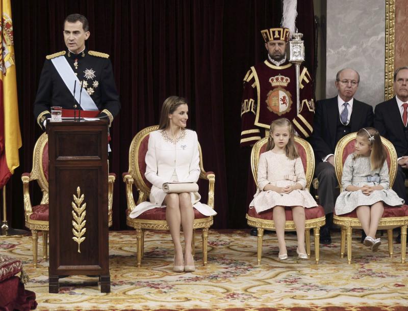 La infanta Sofía mira a su madre durantela proclamación de Felipe VI. 