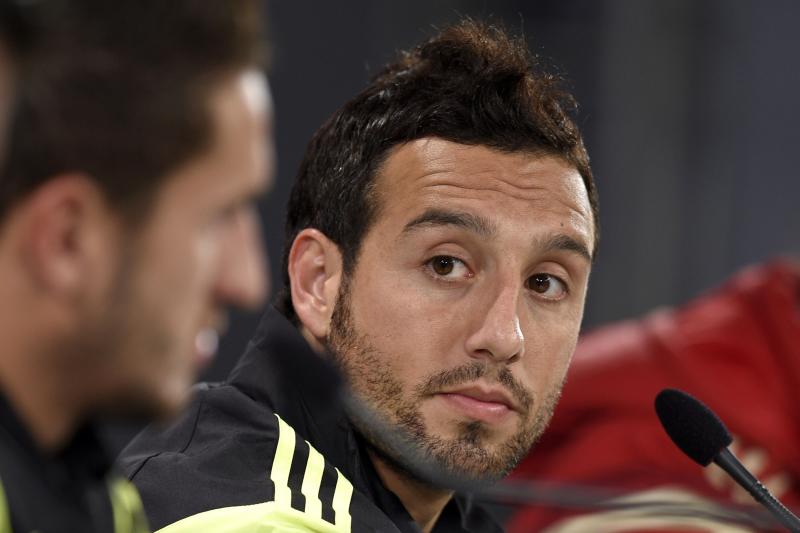 Cazorla mira a Koke durante la rueda de prensa. 