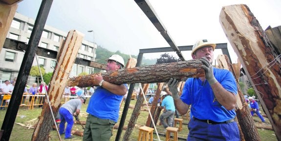 El concurso nacional de entibadores se celebró ayer a media tarde, con gran asistencia de público.
