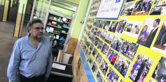 El director del colegio de La Gesta, Carmelo Bardón, ante el mural de fotos de los Reyes durante su visita al centro en 2008. 