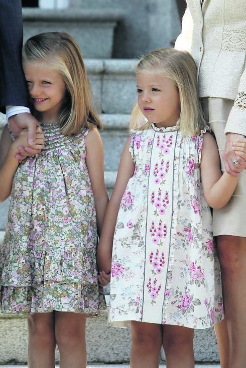 Arriba, Leonor y Sofía el pasado jueves; abajo, en el día de la visita de Benedicto XVI. En ambos casos vestidas por las modistas de Gijón.