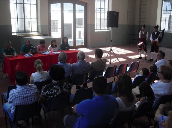 Miembros de la Asociación San Luis y la alcaldesa de Langreo, en la presidencia del acto de presentación de la candidatura l premio Pueblo Ejemplar de Asturias. 