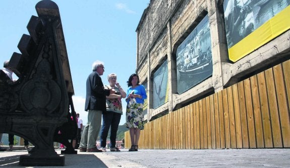 En primer término, el director general de Pesca, la alcaldesa y la consejera visitan las tolvas. 