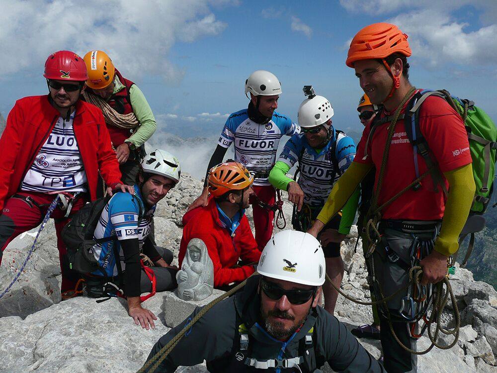 El grupo de Montañeros, con la nueva Virgen de las Nieves.
