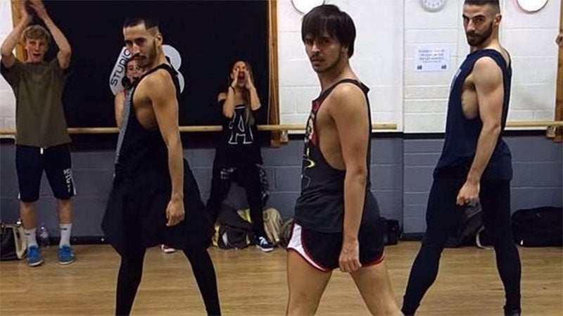 Tres hombres con tacones bailan a ritmo de Beyonce