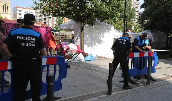 Los policías precintaron el recinto a las seis de la tarde por un exceso en el número de puestos. 