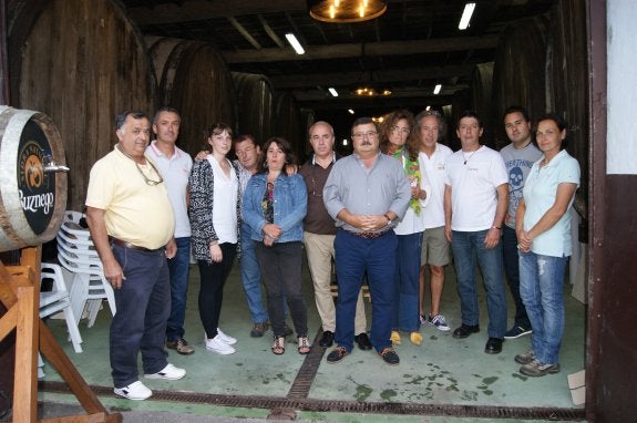 Los miembros de la junta directiva del colectivo vecinal de Arroes posan tras la asamblea. 