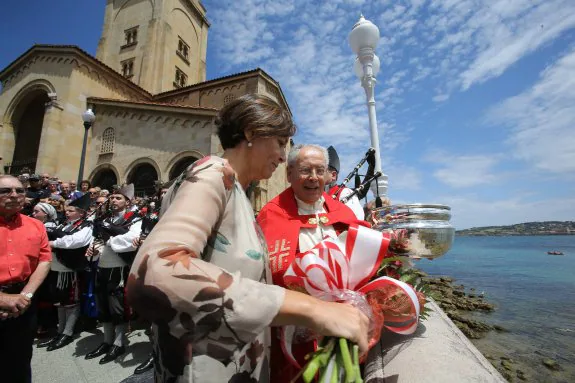 Carmen Moriyón y Javier Gómez Cuesta comparten, un año más, la tradicional bendición de la bahía de San Lorenzo con agua bendita y rosas rojas. 